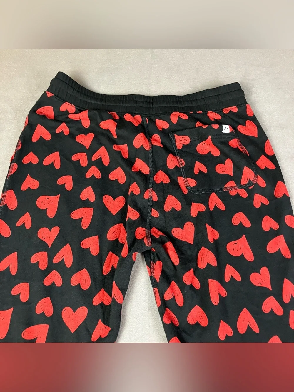 American Eagle Men’s Size M AE Lounge Sweatpant Joggers Hearts Red Black NWT!
